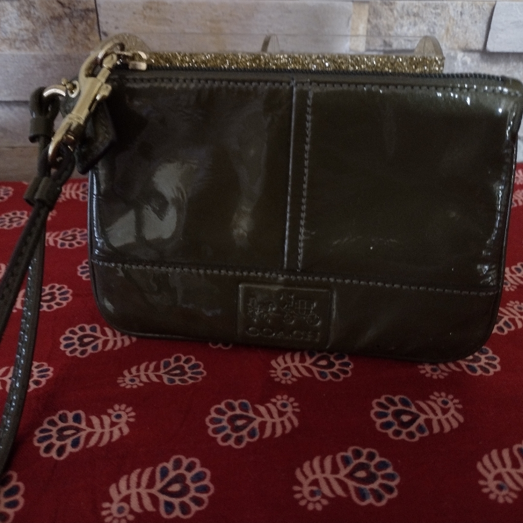 Wristlet Green Dark Bag